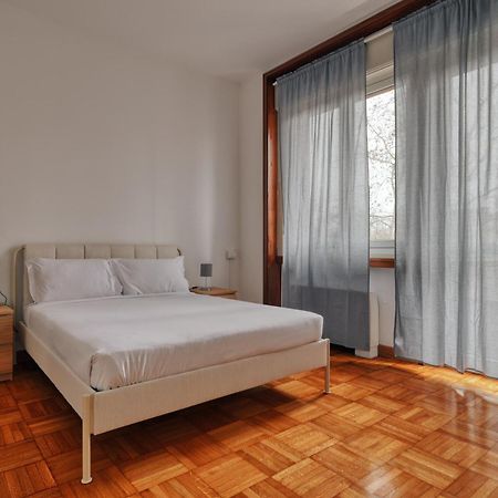 Joivy Chic 3-Bed Flat Near Colonne Di San Lorenzo Milan Bagian luar foto