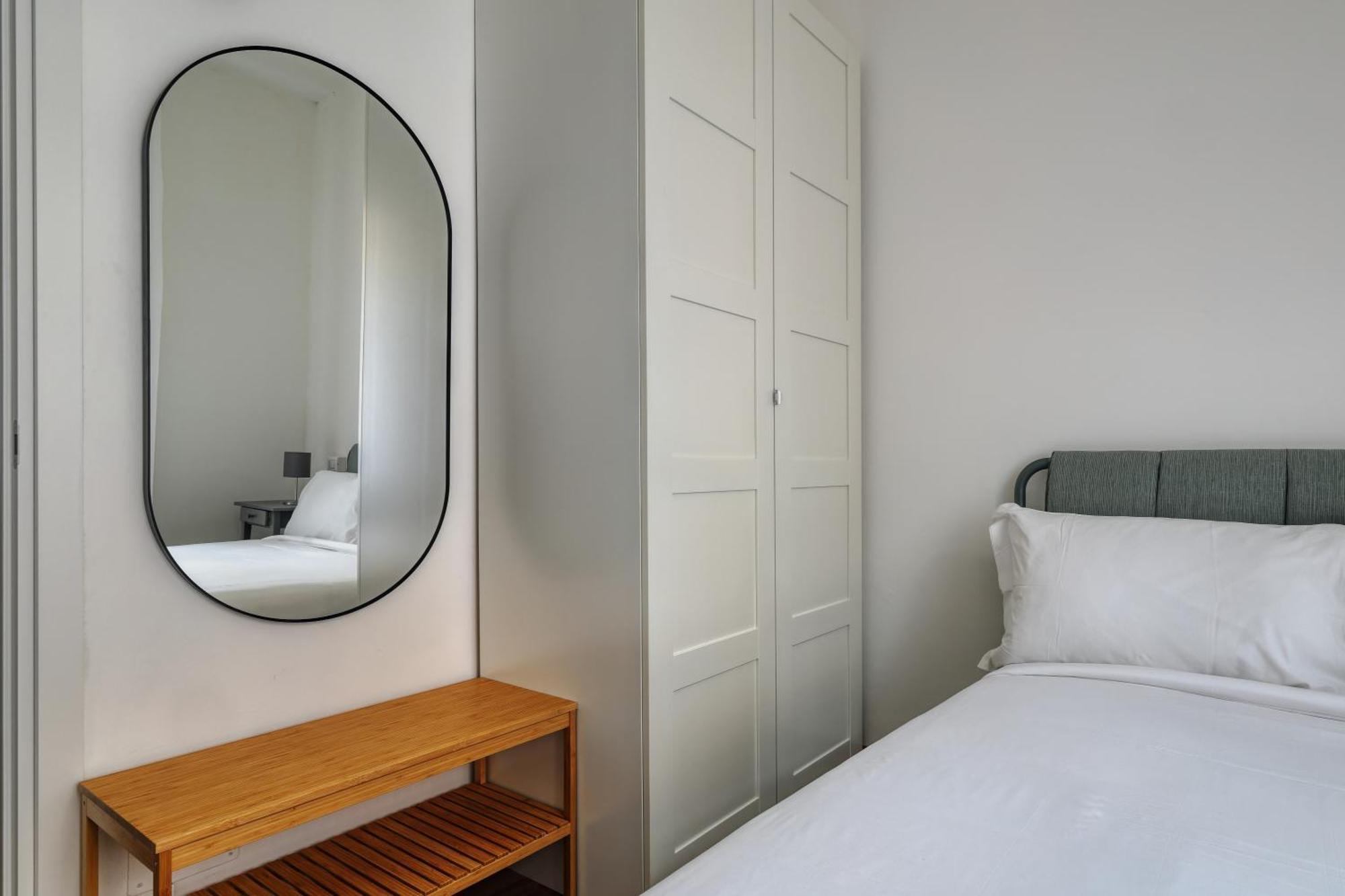 Joivy Chic 3-Bed Flat Near Colonne Di San Lorenzo Milan Bagian luar foto