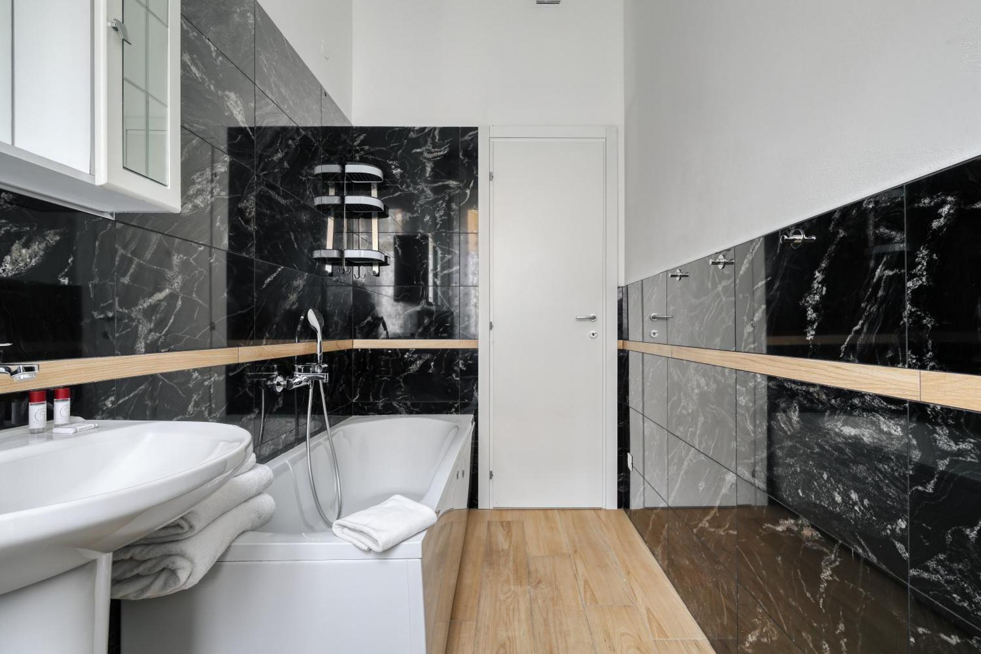 Joivy Chic 3-Bed Flat Near Colonne Di San Lorenzo Milan Bagian luar foto