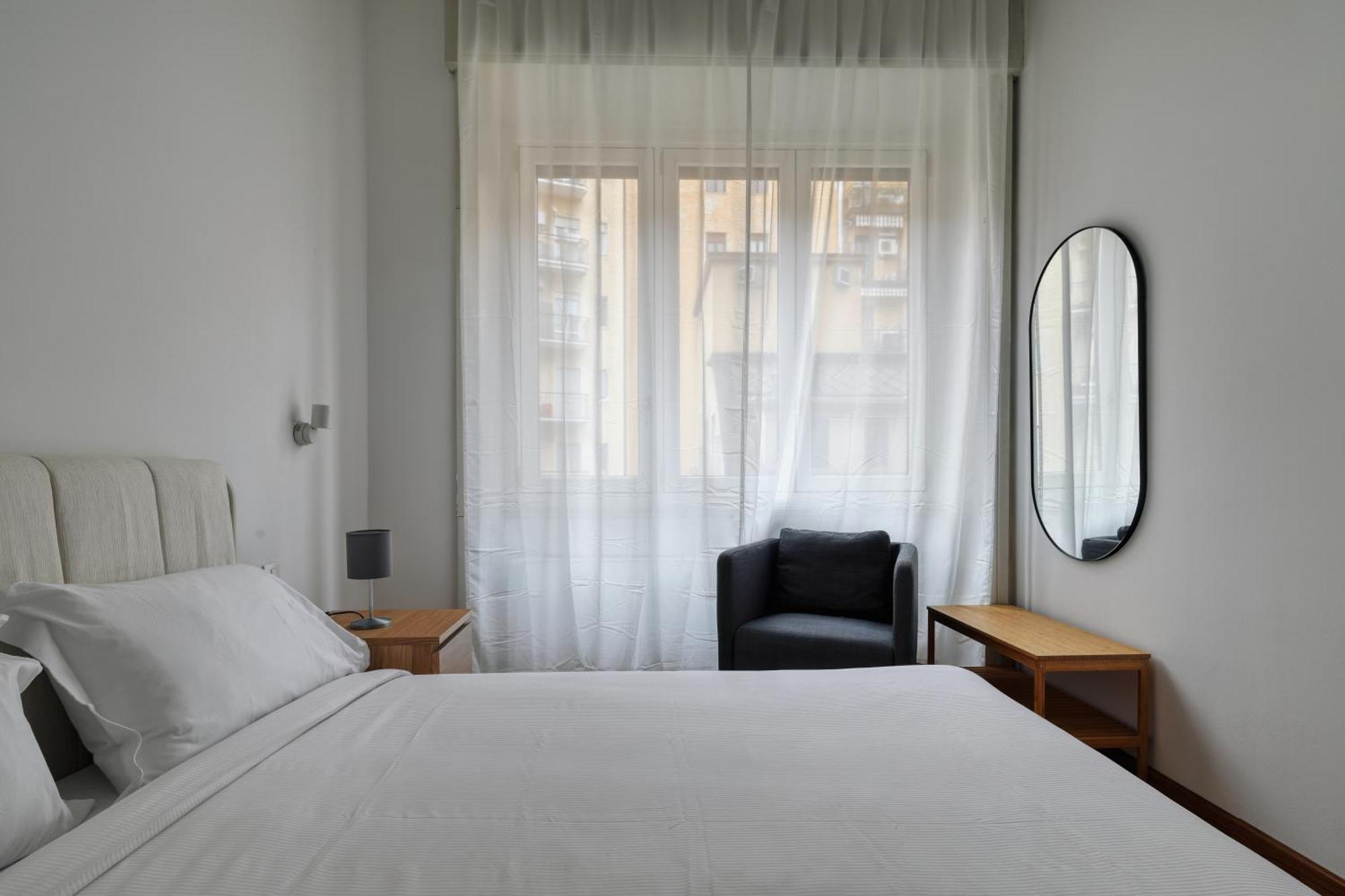Joivy Chic 3-Bed Flat Near Colonne Di San Lorenzo Milan Bagian luar foto