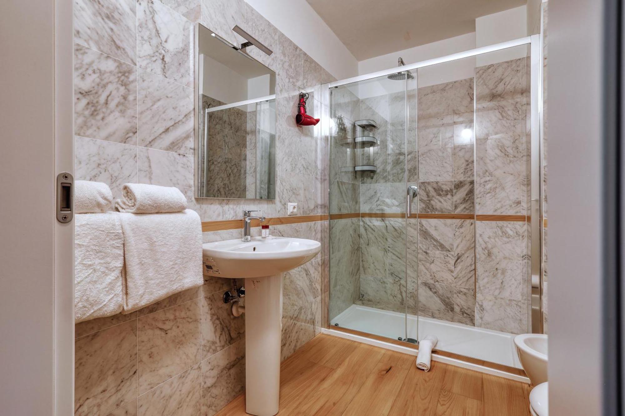 Joivy Chic 3-Bed Flat Near Colonne Di San Lorenzo Milan Bagian luar foto